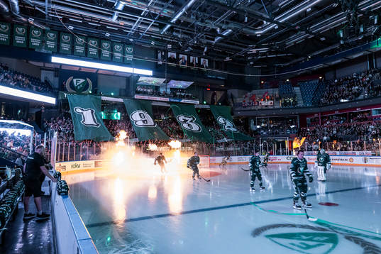 Färjestads spelare gör entré