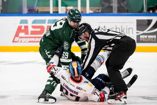 Färjestads Linus Johansson och Växjös Martin Lundberg