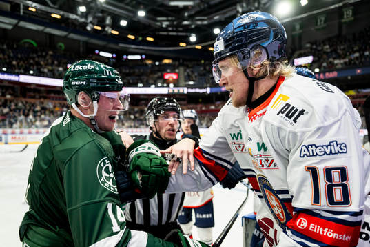 Färjestads Victor Ejdsell och Växjös Marcus Sylvegård