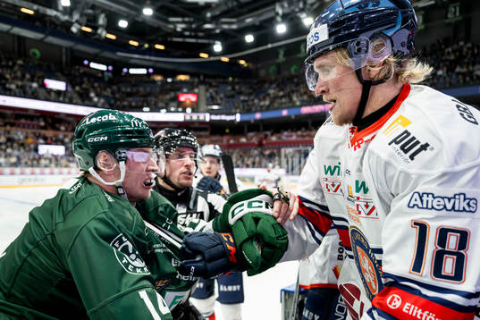 Färjestads Victor Ejdsell och Växjös Marcus Sylvegård i