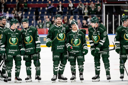 Färjestads Linus Johansson jublar med lagkamrater