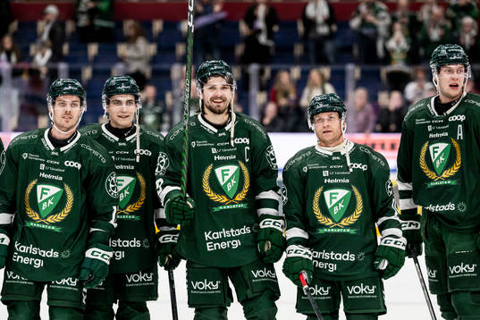 Färjestads Linus Johansson jublar med lagkamrater