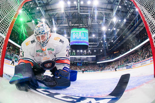 Växjös målvakt Emil Larmi deppar