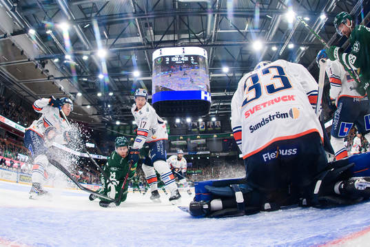 Färjestads Victor Ejdsell och Växjös Gabriel Carlsson