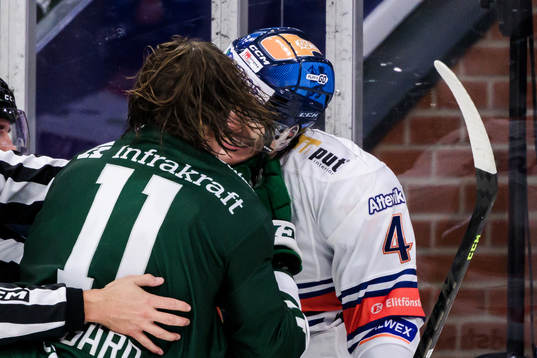 Färjestads Joakim Nygård och Växjös Keegan Lowe i bråk