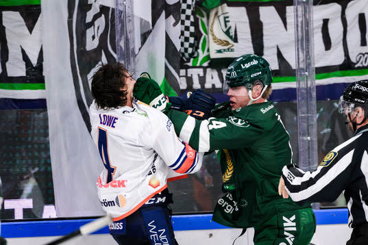 Växjös Keegan Lowe och Färjestads Victor Ejdsell i bråk