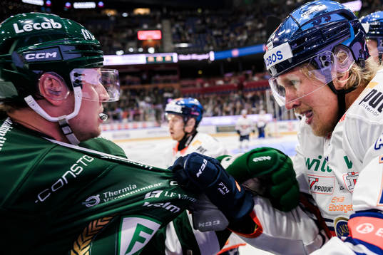 Färjestads Victor Ejdsell och Växjös Marcus Sylvegård i