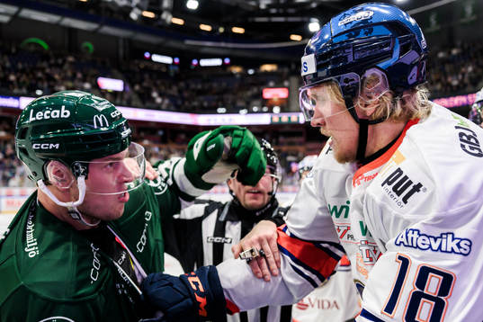 Färjestads Victor Ejdsell och Växjös Marcus Sylvegård i