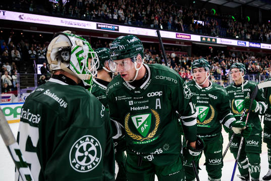 Färjestads målvakt Carl Lindbom och Victor Ejdsell jublar