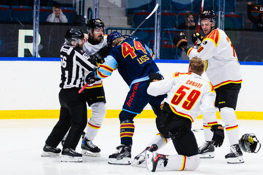 Djurgårdens Olle Liss (m) i ett bråk med Brynäs Jack