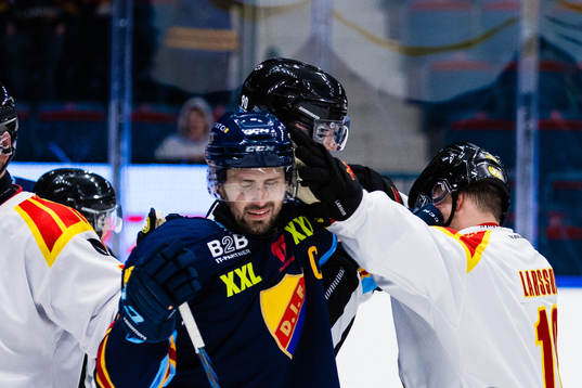 Djurgårdens Marcus Kruger och Brynäs Johan Larsson i ett