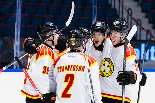 Brynäs Oliver Tärnström jublar med Linus Ölund, Anton
