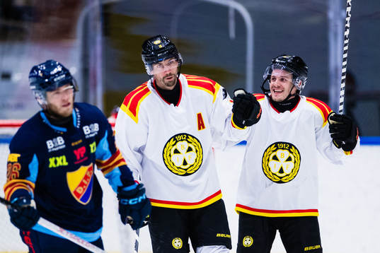 Brynäs Anton Rödin jublar med Tyler Kelleher