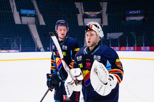 Djurgårdens Edvin Hammarlund och målvakt Viktor Andrén