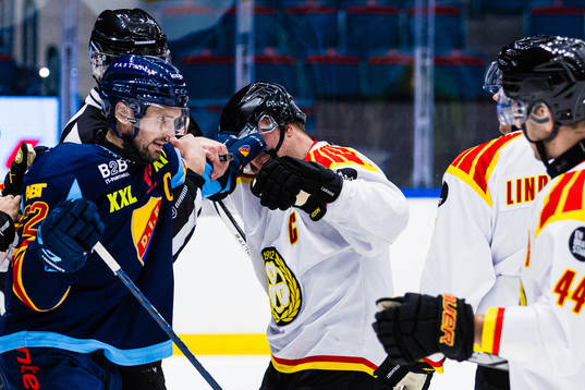Djurgårdens Marcus Kruger och Brynäs Johan Larsson i ett