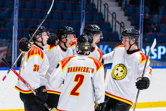 Brynäs Oliver Tärnström (m) jublar med Linus Ölund,