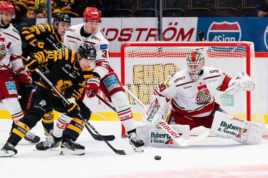 Skellefteås Anton Heikkinen och MoDos målvakt Lassi