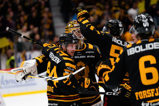 Skellefteås Jonathan Pudas och målvakt Linus Söderström