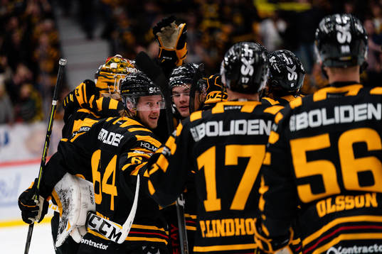 Skellefteås Jonathan Pudas och målvakt Linus Söderström