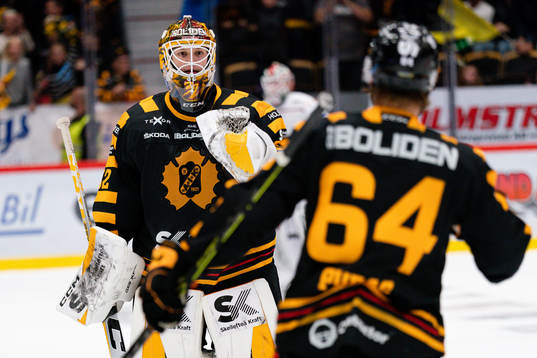 Skellefteås målvakt Linus Söderström jublar