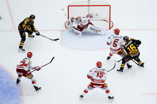 Skellefteås Pär Lindholm och MoDos målvakt Lassi Lehtinen