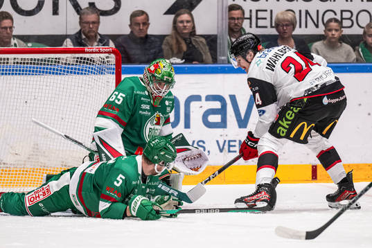 Malmö Redhawks Anton Wahlberg mot Rögles målvakt