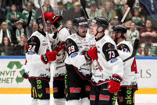 Malmö Redhawks Kim Rosdahl jublar med lagkamrater