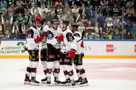 Malmö Redhawks Kim Rosdahl jublar med lagkamrater