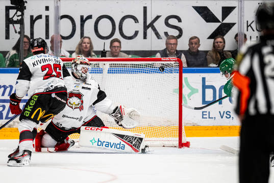 Rögles Albin Sundsvik och Malmö Redhawks målvakt Adam