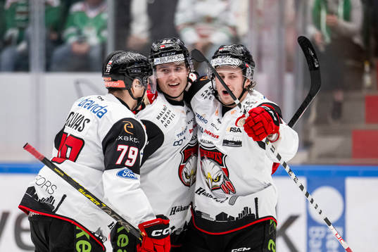 Malmö Redhawks Janne Kuokkanen jublar med lagkamrater