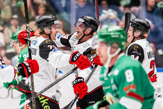 Malmö Redhawks Kim Rosdahl (th) jublar med Adam Ollas