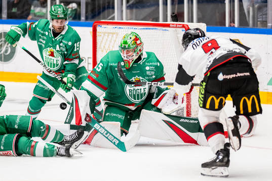 Malmö Redhawks Alan Quine oroar mot Rögles Simon Ryfors