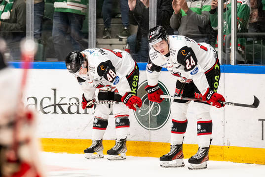 Malmö Redhawks Lauri Pajuniemi och Anton Wahlberg deppar