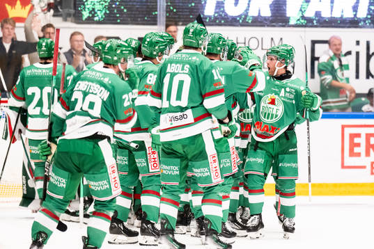 Rögles Simon Ryfors jublar med lagkamraterna