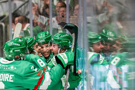 Rögles Linus Sandin jublar med Albin Sundsvik och Brady