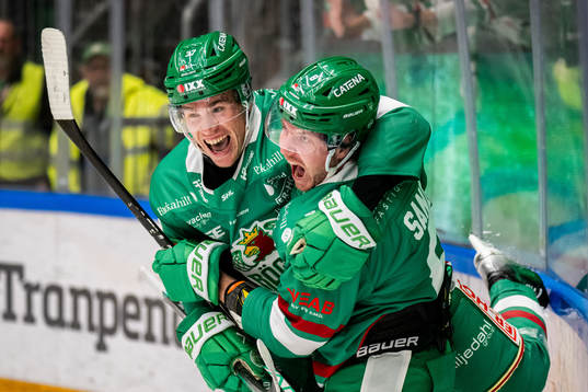 Rögles Linus Sandin jublar med Albin Sundsvik