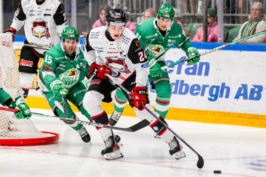 Malmö Redhawks Anton Wahlberg mot Rögles Simon Ryfors och