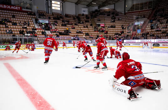 Timrås målvakt Tim Juel värmer upp