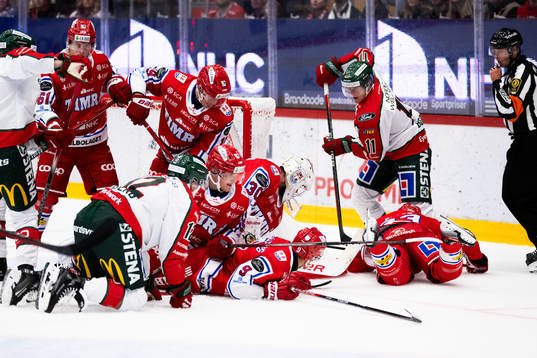 Frölundas Erik Borg och Timrås målvakt Jacob Johansson