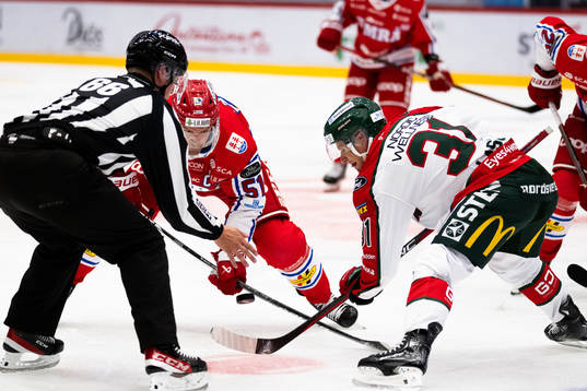 Timrås Anton Lander och Frölundas Nicklas Lasu tekar