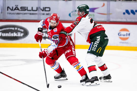 Timrås Robin Hanzl  och Frölundas Pontus Johansson