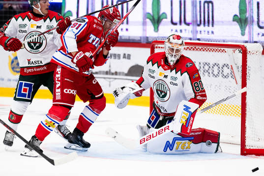 Timrås Magnus Pääjärvi och Frölundas målvakt Frederik