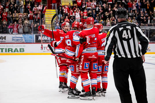 Timrås Elmeri Eronen jublar med lagkamrater