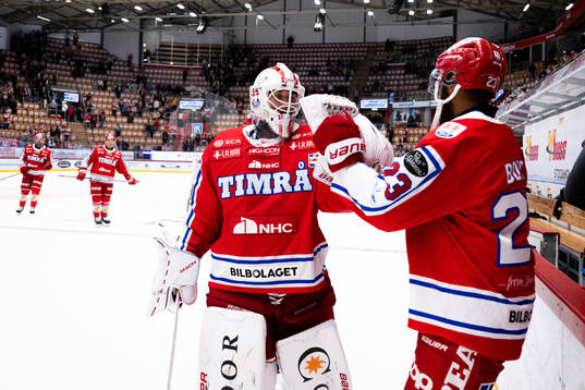 Timrås målvakt Jacob Johansson jublar