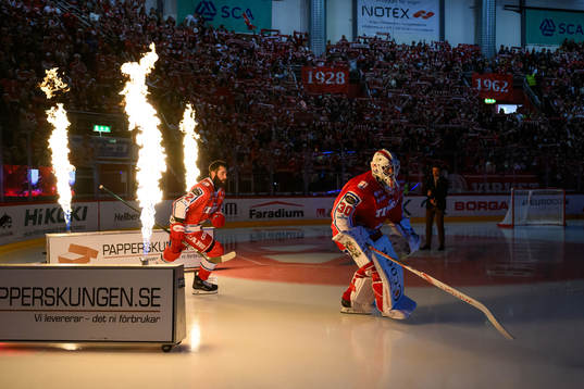 Timrås målvakt Jacob Johansson och Per Svensson gör entre