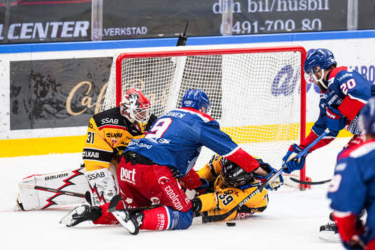 Luleås målvakt Matteus Ward och Pontus Själin mot