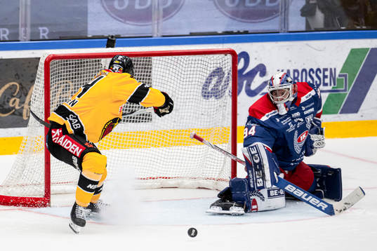 Luleås Brendan Shinnimin och Oskarshamns målvakt Marek