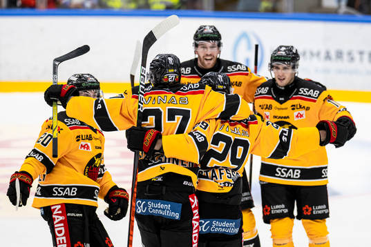 Luleås Erik Gustafsson jublar med lagkamrater
