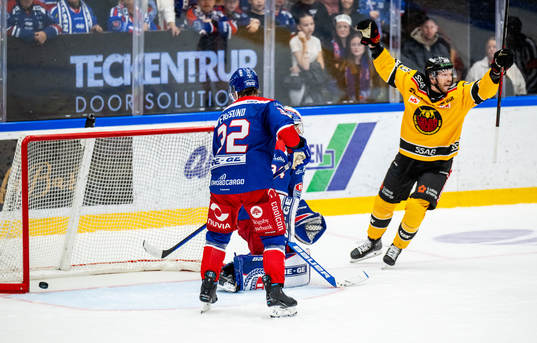 Oskarshamns Oscar Engsund ser på när Luleås Erik