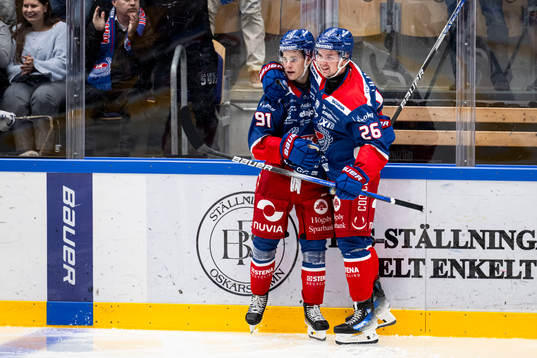 Oskarshamns Logan Hutsko jublar med Lukas Pilö